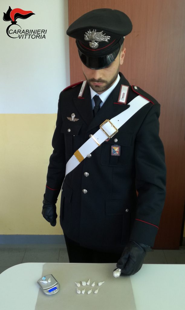 COMISO LOTTA ALLO SPACCIO DI DROGA NEL CENTRO CITTADINO CARABINIERI 