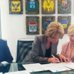 assessore Lidia Pannuzzo ( al centro) con Adriana Prazio ( a sinistra) e Angela Maria Viscuso ( a destra) mentre firmano il protocollo -  29.4.2011