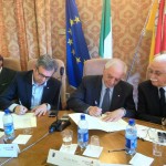 I presidenti Giovanni Miozzi e Nicola Bono firmano il prtocolli  di intesa fra le province di Verona e Siracusa. 20.6.2011-