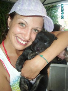 Evelin Floriddia con un cucciolo dato in affidamento