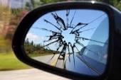 specchietto retrovisore rotto