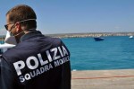 Uomini della Squadra mobile di Ragusa impegnati in operazioni di contrasto dell'immigrazione clandestina in Italia hanno fermato quattro presunti scafisti, in relazione alle indagini sullo sbarco a Pozzallo di 470 migranti recuperati dalla nave Fenice il 15 luglio 2014. Ragusa, 16 luglio 2014. ANSA/ US POLIZIA DI STATO +++ NO SALES - EDITORIAL USE ONLY +++