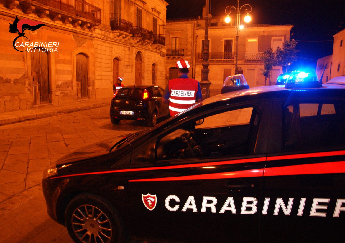 LENTINI (SR).  BULLI IN FUGA ALL’ARRIVO DEI CARABINIERI IN UN BAR DI LENTINI.