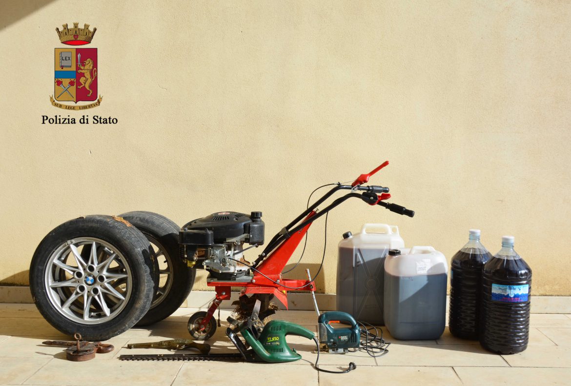 La Polizia arresta sorvegliato speciale rumeno trovato in possesso di oggetti rubati.  Il cane poliziotto “Yocco” rinviene sotto terra un’arma artistica rubata a Ragusa.  La refurtiva è stata quasi tutta riconsegnata ai legittimi proprietari.