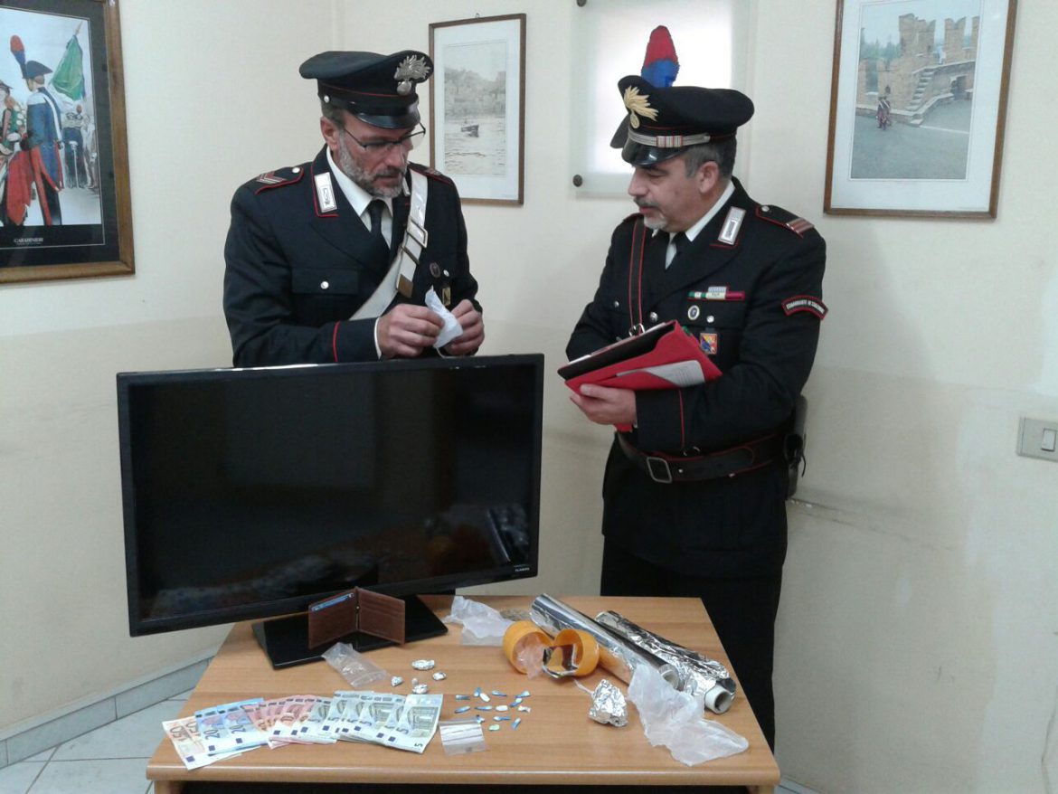 PRIOLO GARGALLO (SR).         TROVATI IN CASA CON DROGA DI OGNI TIPO: ARRESTATI DAI CARABINIERI.