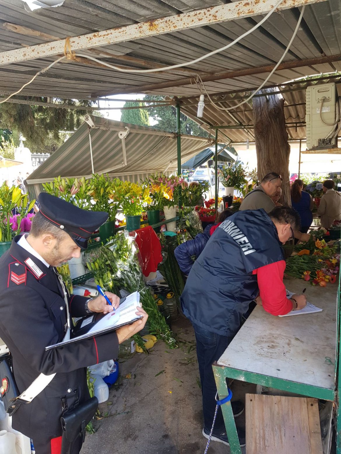 SIRACUSA. CONTROLLATE LE RIVENDITE DI FIORI AL CIMITERO: SCOPERTI DUE LAVORATORI IMPIEGATI IN NERO.