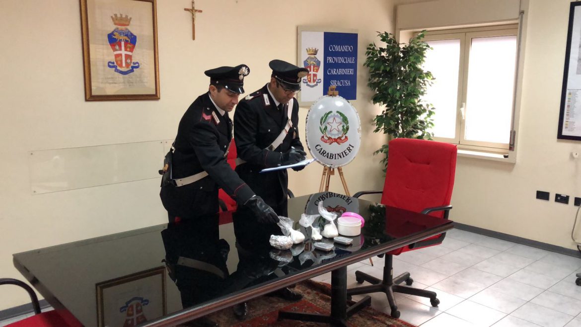 FLORIDIA E NOTO (SR).   OPERAZIONE “LAMPO”. SPEZZATO L’ASSE NOTO-SIRACUSA-CATANIA DEL TRAFFICO DELLO STUPEFACENTE: 4 MISURE CAUTELARI ESEGUITE DAI CARABINIERI, 2 ARRESTI IN FLAGRANZA E OLTRE 300 GR. DI COCAINA SEQUESTRATA.