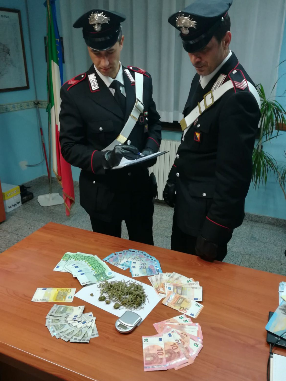 FLORIDIA (SR).     SPACCIA DAVANTI CASA: ARRESTATO DAI CARABINIERI.