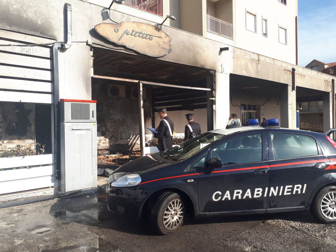 FLORIDIA (SR).      INCENDIO IN UN LOCALE DEL CENTRO CITTADINO: INDAGANO I CARABINIERI.
