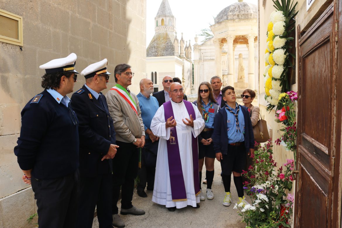Il Sindaco rende omaggio all’Ossario del Cimitero Comunale deponendo una corona di fiori