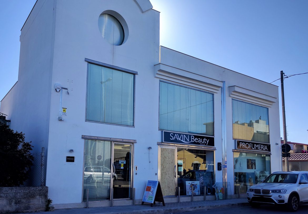 Rosolini – Tentato furto alla profumeria “Savin”, ladri in fuga grazie all’allarme “nebbiogeno”