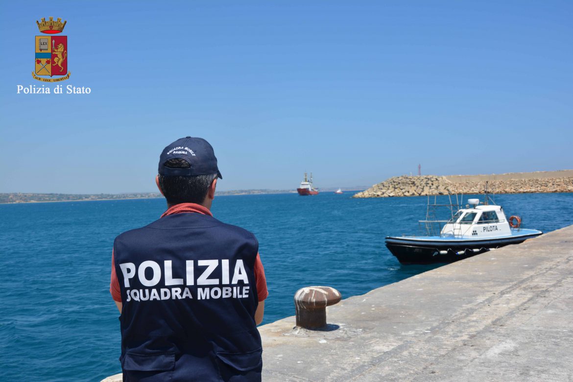 POZZALLO – Sbarco di 294 migranti somali ed eritrei  erano a bordo di tre imbarcazioni. La Polizia ferma 2 scafisti e ne denuncia altri 2, uno è minore.