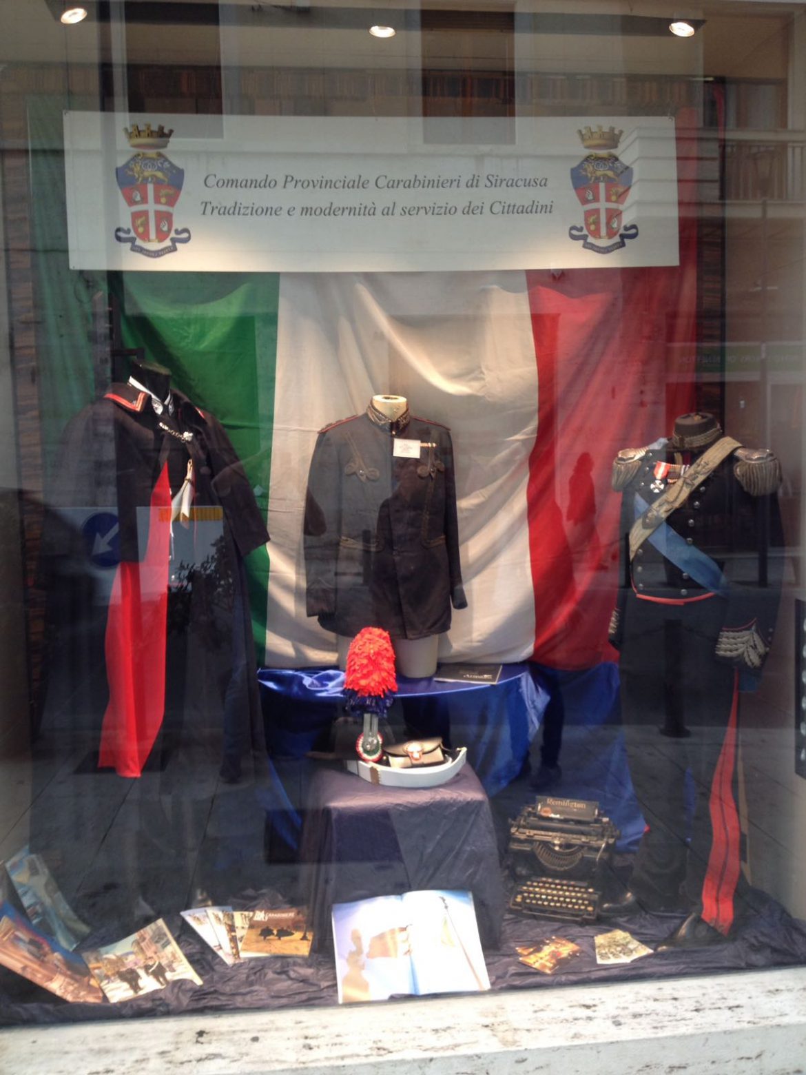 SIRACUSA – CARABINIERI: VETRINE IN OCCASIONE DELLA FESTA DELLE FORZE ARMATE