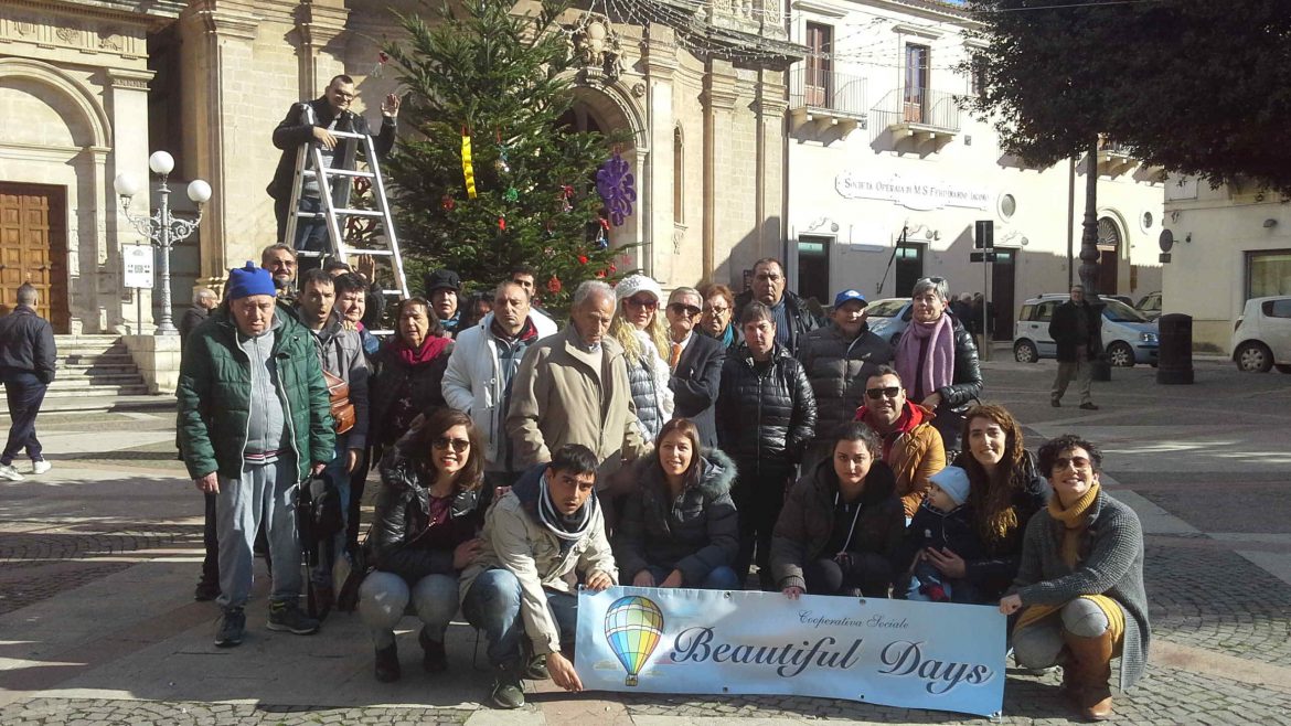 VITTORIA – Gli ospiti delle comunità “Beautiful Days” addobbano l’albero di Natale di piazza del Popolo