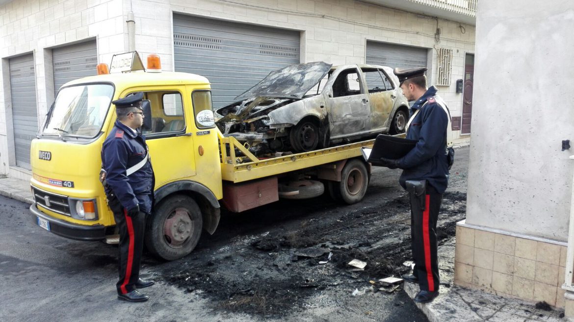 NOTO (SR). EVADE DAGLI ARRESTI DOMICILIARI E BRUCIA DUE MACCHINE: ARRESTATO DAI CARABINIERI