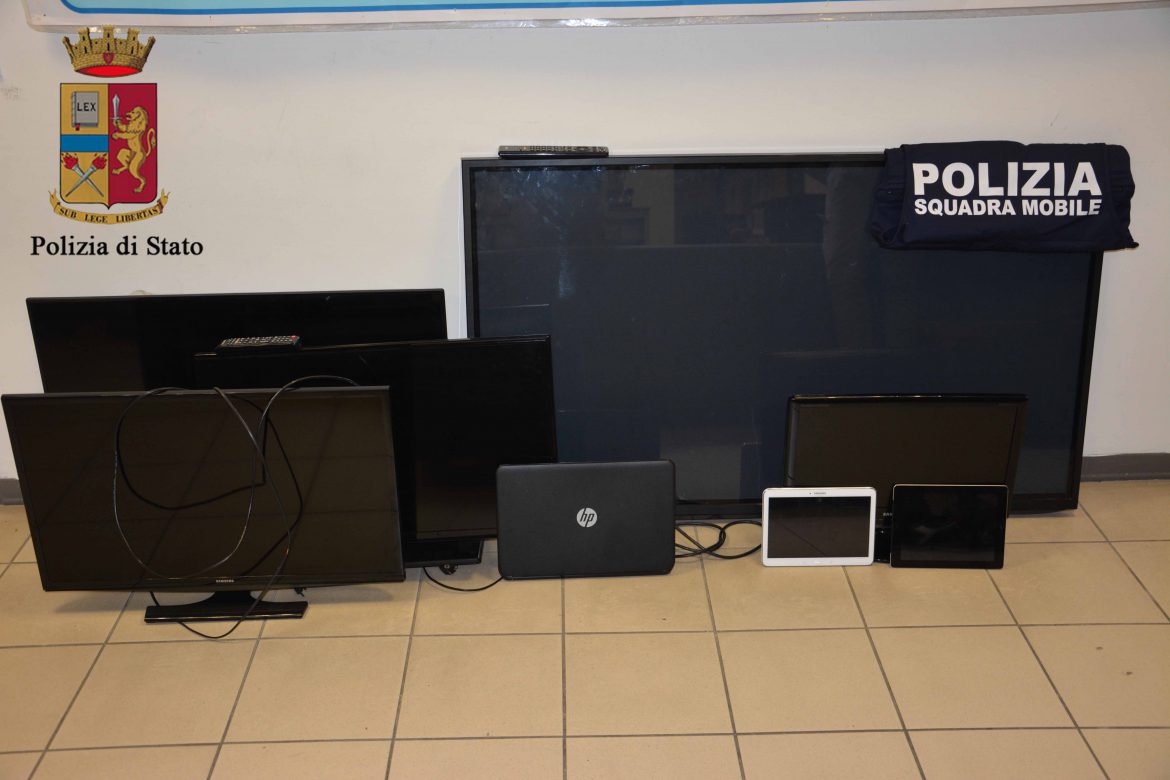 La Polizia di Stato denuncia albanese per ricettazione di oggetti rubati e restituisce parte del maltolto alle vittime.   Rinvenuti presso la sua abitazione di Ragusa: 5 televisori, 1 computer e 2 tablet del valore commerciale di quasi 10.000 euro.