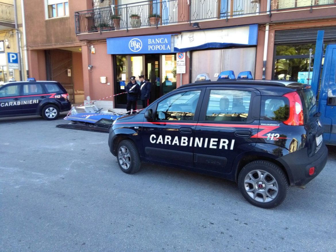 PALAZZOLO ACREIDE (SR).    FURTO DELLO SPORTELLO BANCOMAT  DELLA FILIALE DELLA BANCA AGRICOLA POPOLARE DI RAGUSA. INTERVENGONO I CARABINIERI.