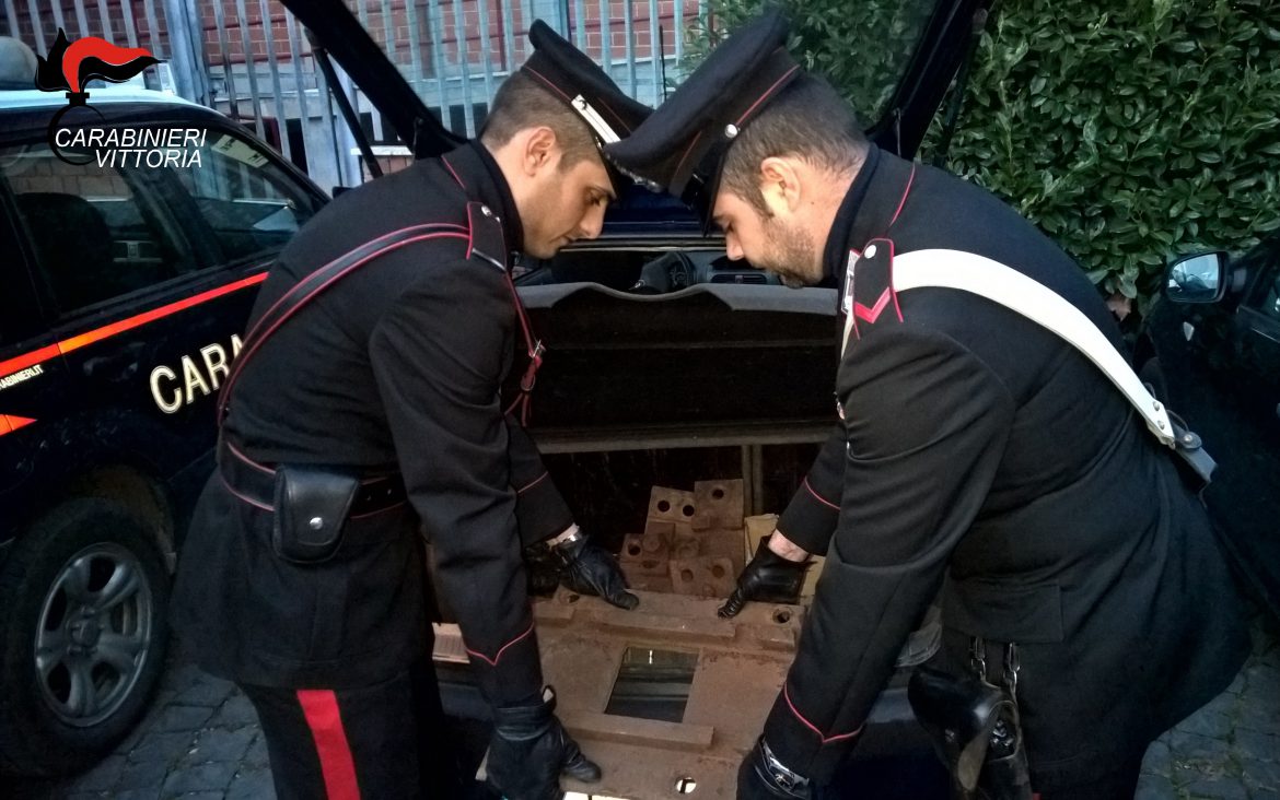 VITTORIA –  RUBANO UNA TONNELLATA E MEZZA DI ACCIAIO DALLA RETE FERROVIARIA: CARABINIERI ARRESTANO DUE PERSONE.