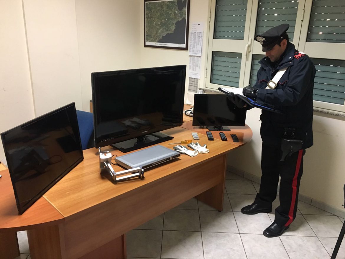 SIRACUSA.CASSIBILE, TROVATO NEL CUORE DELLA NOTTE CON 3 TELEVISORI LCD ED UN LETTORE DVD NEL BAGAGLIAIO DELLA MACCHINA DI CUI NON SAPEVA GIUSTIFICARE IL POSSESSO: DENUNCIATO PER RICETTAZIONE.