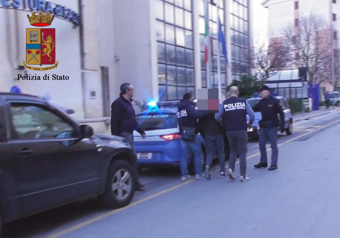 RAGUSA – Molestie minacce e danneggiamenti alla ex compagna.  Ennesimo stalker arrestato dalla Polizia di Stato