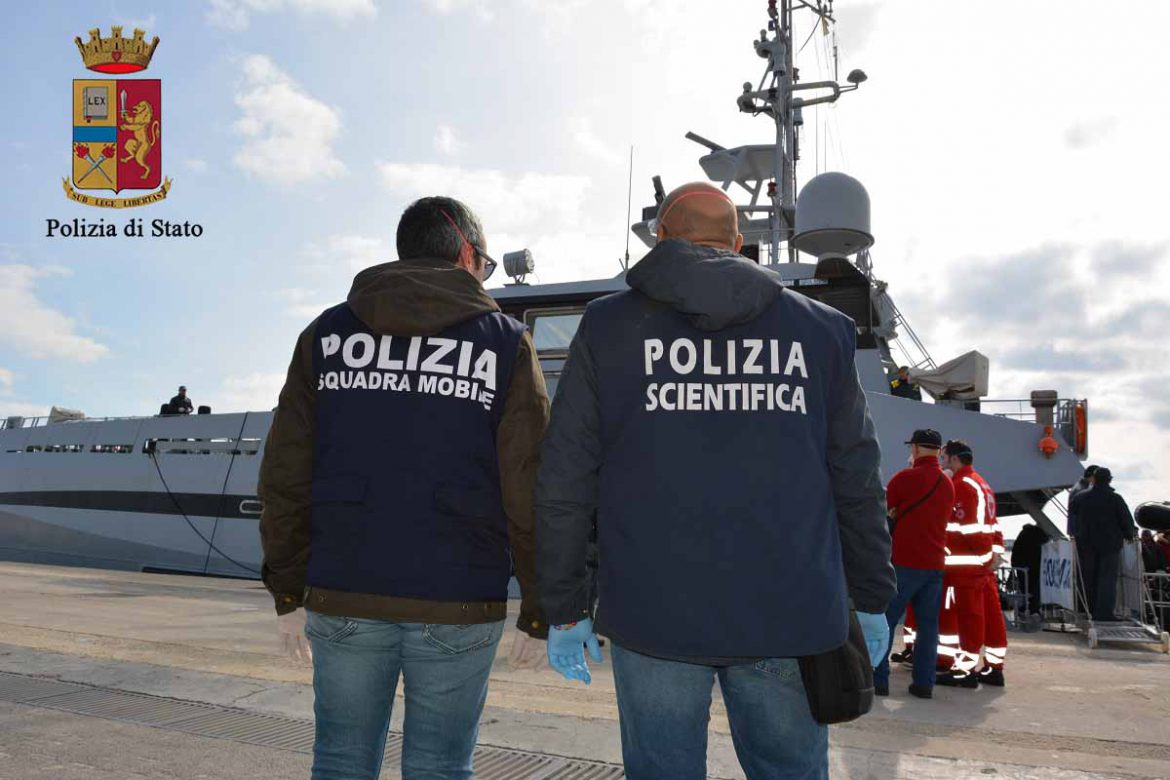 POZZALLO – La Polizia ferma 3 scafisti tunisini, responsabili di aver condotto in Italia 86 connazionali salpati dalle loro coste.