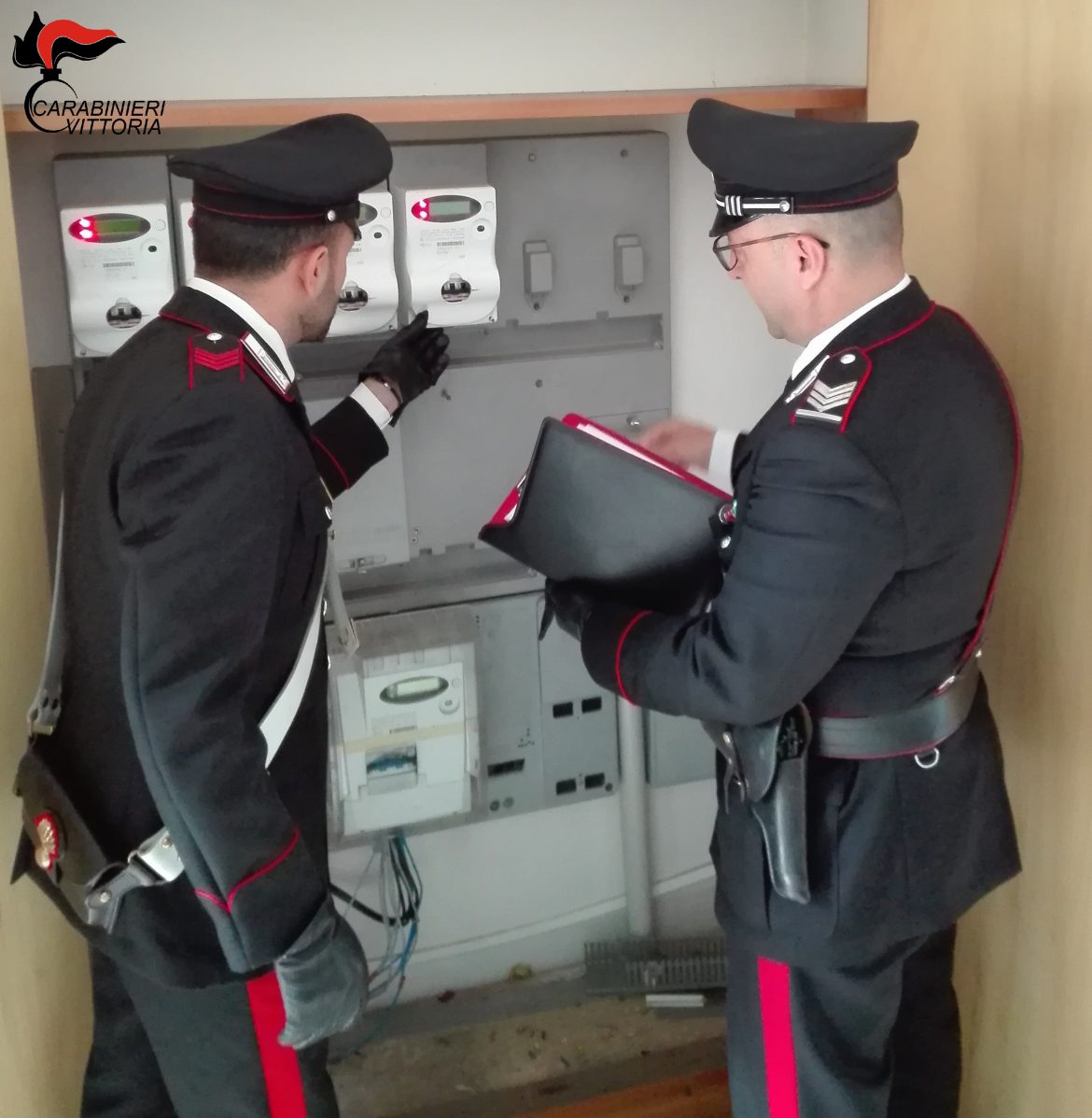 ACATE –  NEGOZIO DI ALIMENTARI ALLACCIATO ABUSIVAMENTE ALLA RETE ELETTRICA: CARABINIERI ARRESTANO DUE PERSONE.