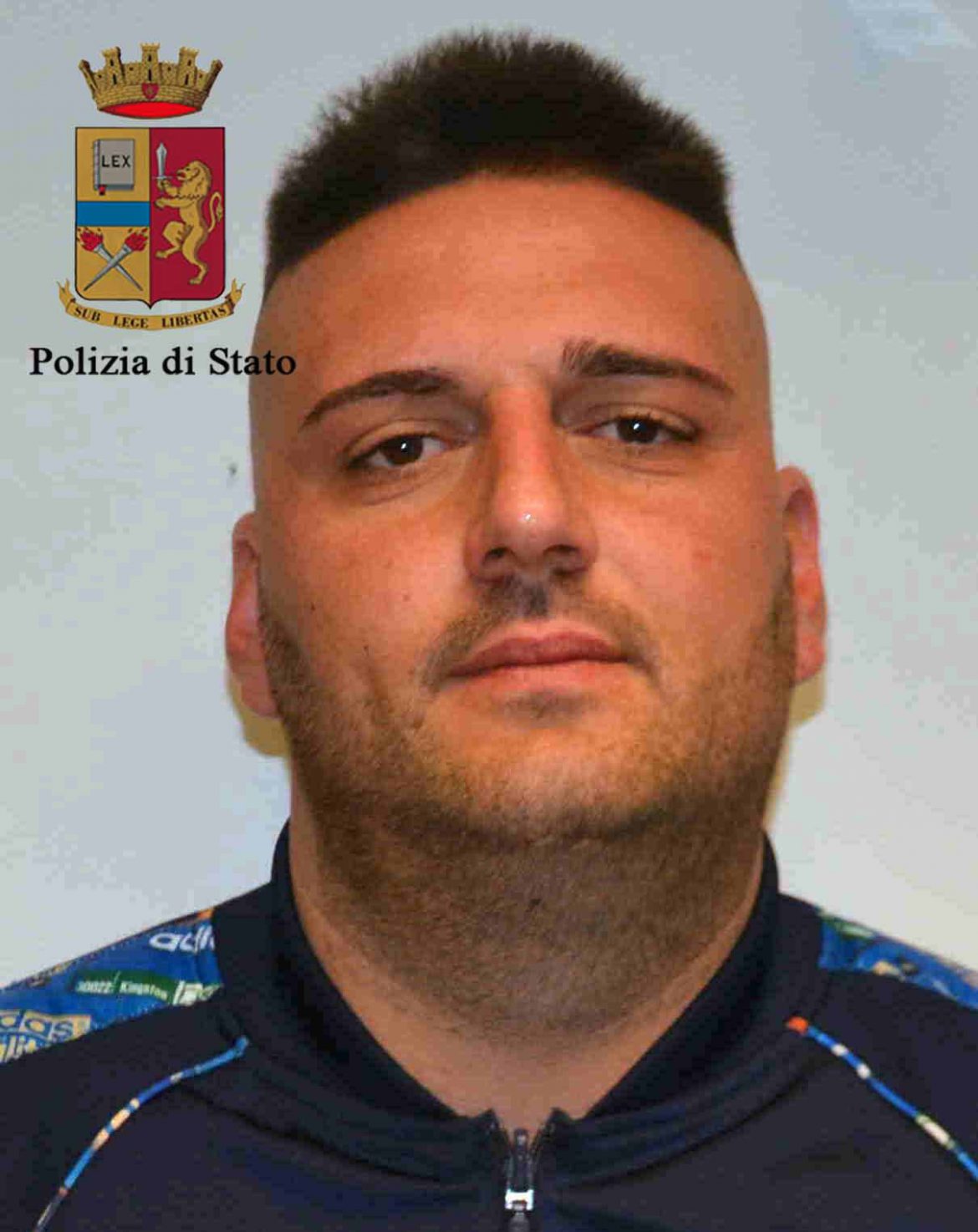VITTORIA – La Polizia di Stato bussa alla porta e lui getta la droga dalla finestra.