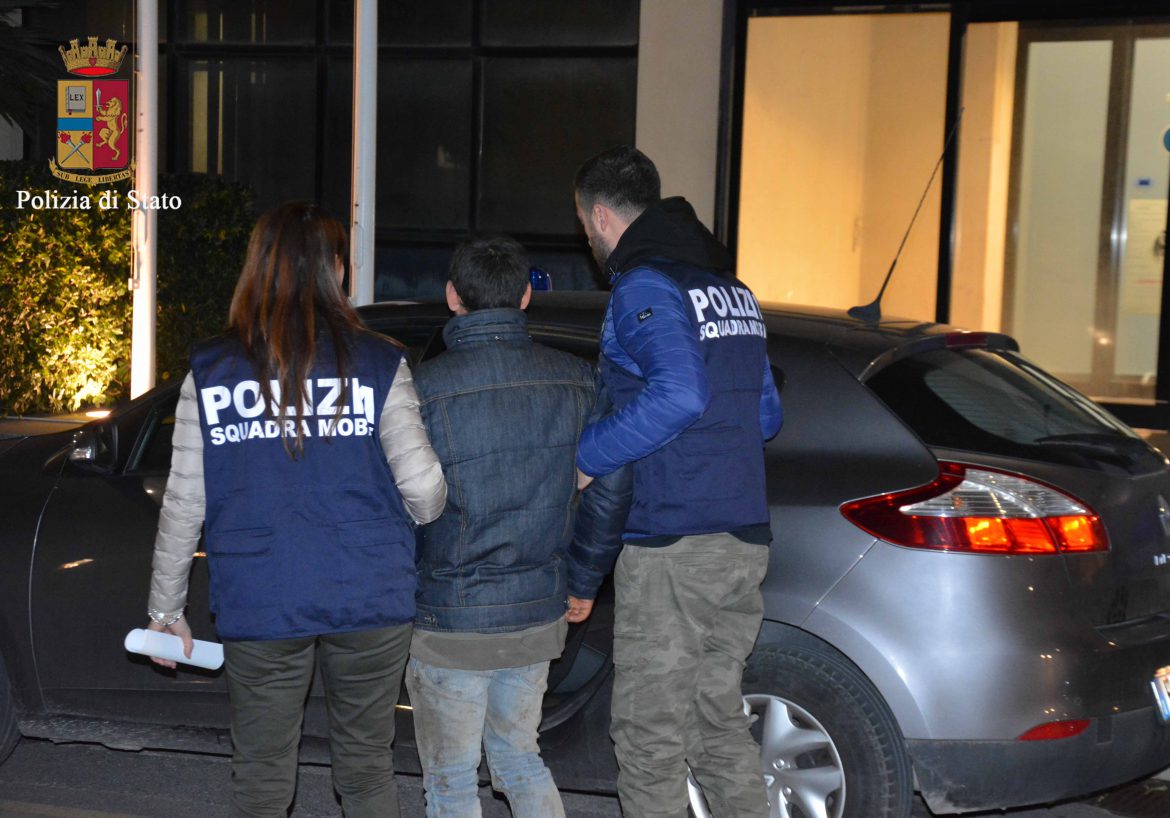 RAGUSA – La Polizia di Stato ritrova minore tedesca scomparsa e la riconsegna ai genitori giunti dalla Germania.  La ragazzina era fuggita con un tunisino richiedente asilo politico in Germania, rifugiandosi dai genitori di lui nelle campagne di Vittoria.