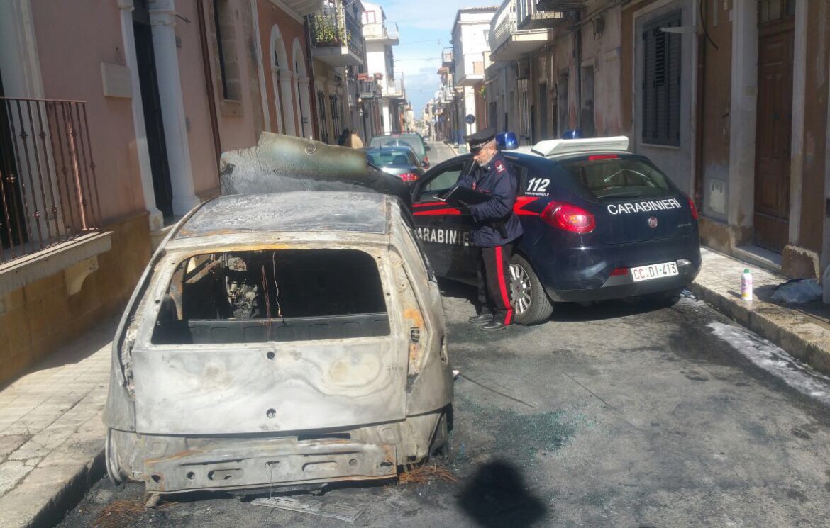 PACHINO (SR) – I CARABINIERI INTERVENGONO PER L’INCENDIO DI TRE AUTOVETTURE.