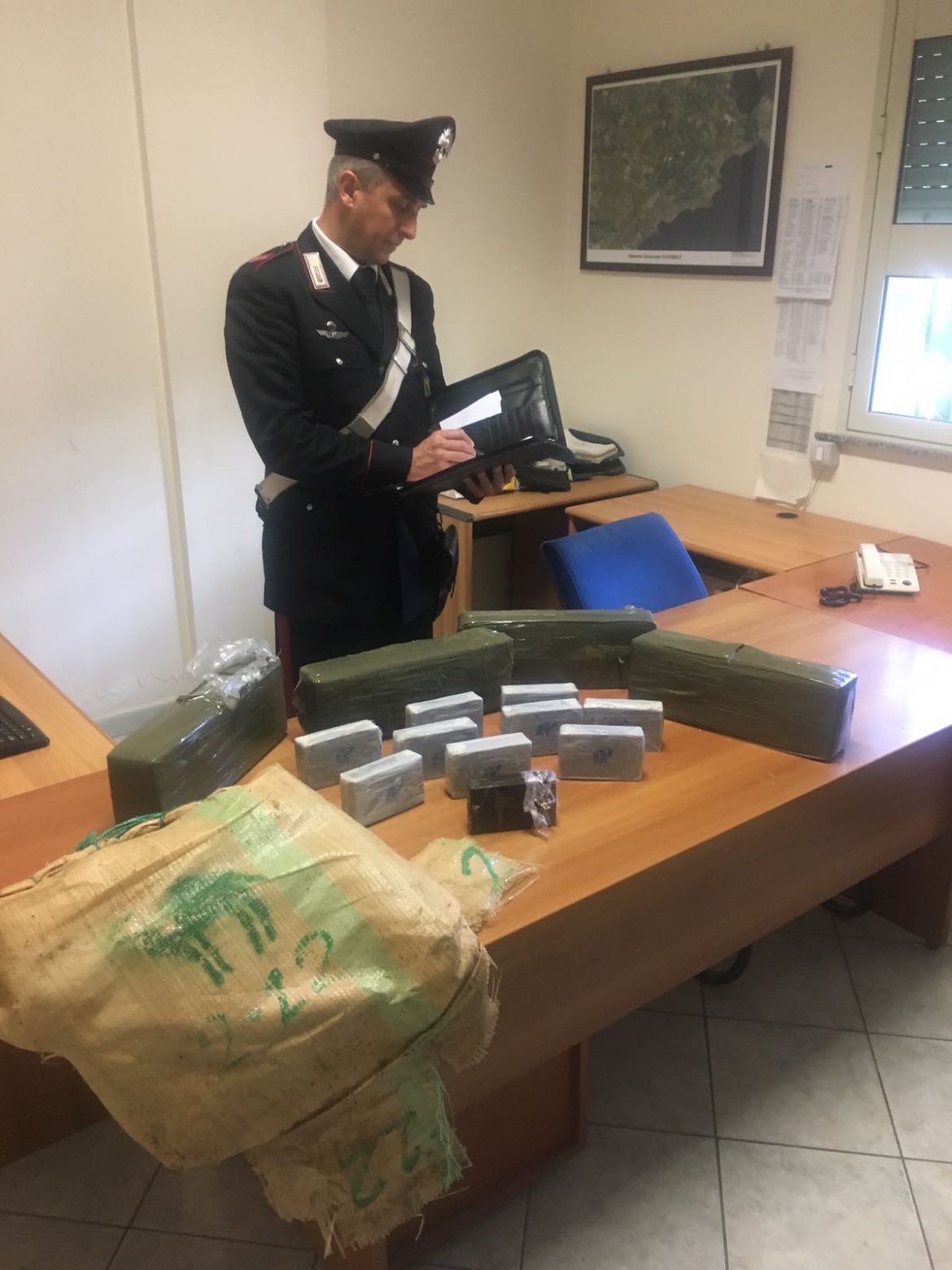 SIRACUSA. LOCALITÀ MARCHESA DI CASSIBILE, I CARABINIERI RINVENGONO 25 KG DI SOSTANZA STUPEFACENTE.