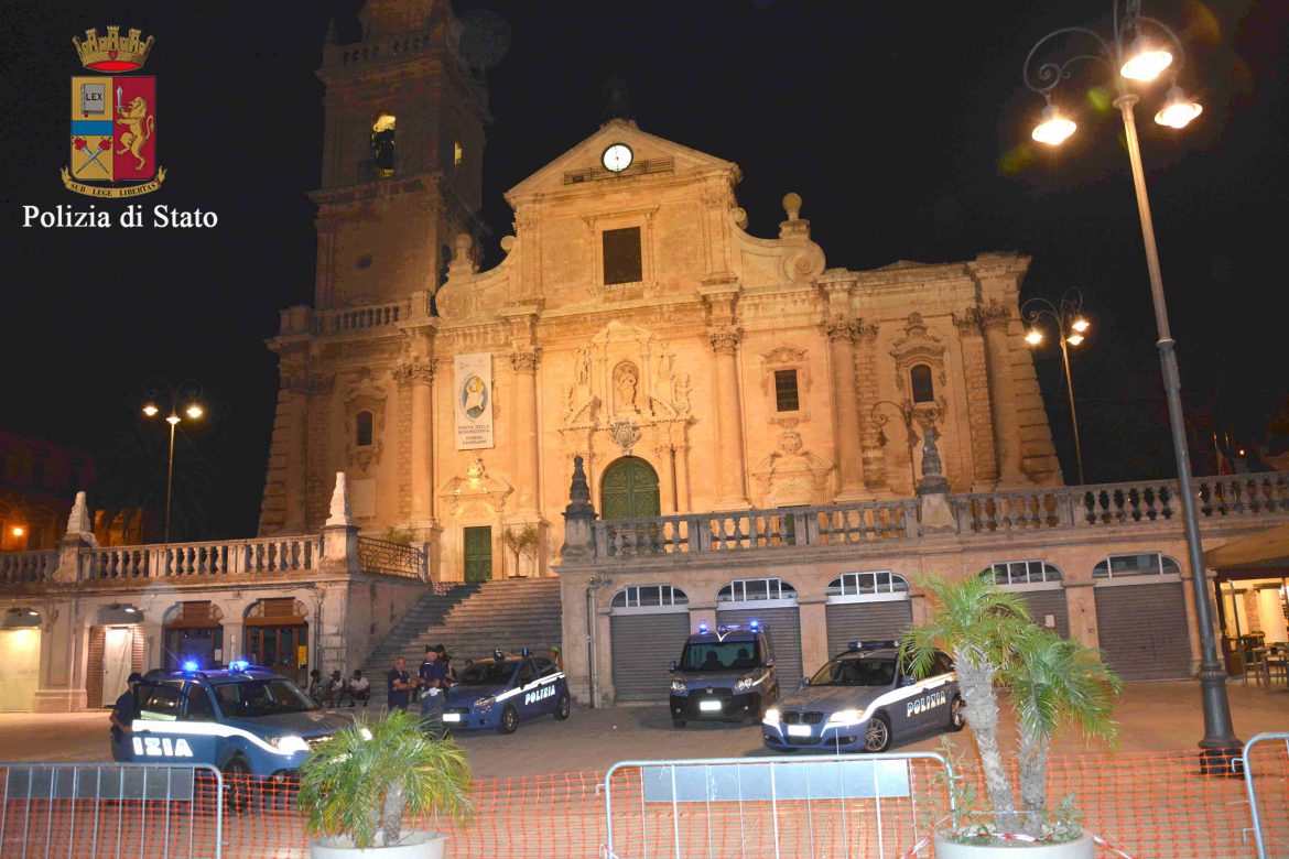 RAGUSA – La Polizia di Stato individua spacciatore minorenne in Piazza San Giovanni; con lui un assuntore anch’egli minore.  In casa hashish, materiale per il confezionamento e bilancino per pesare le dosi.