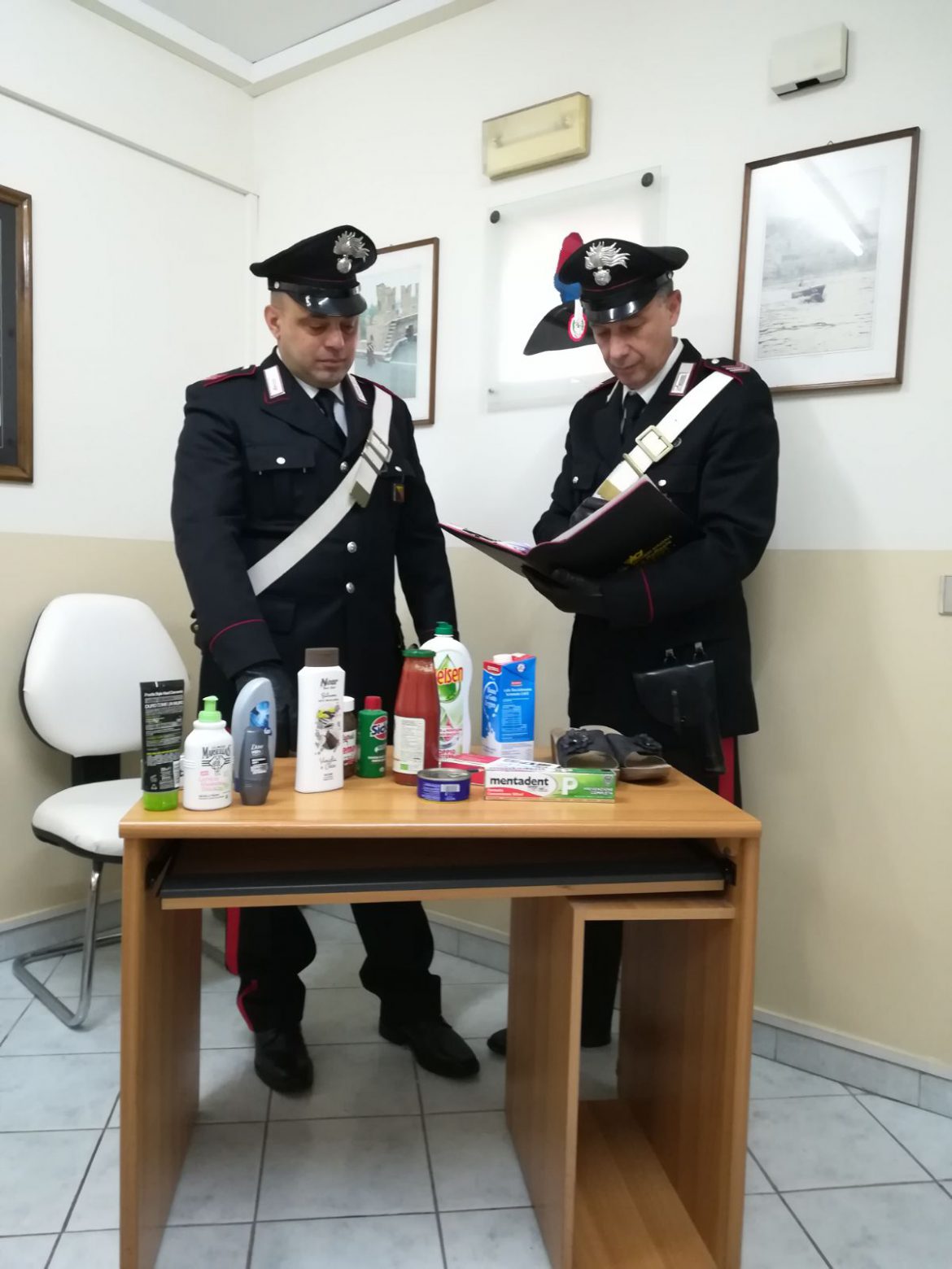 PRIOLO GARGALLO (SR) – TENTANO DI RUBARE VESTITI E GENERI ALIMENTARI IN UN SUPERMARKET: 2 ARRESTI DEI CARABINIERI.