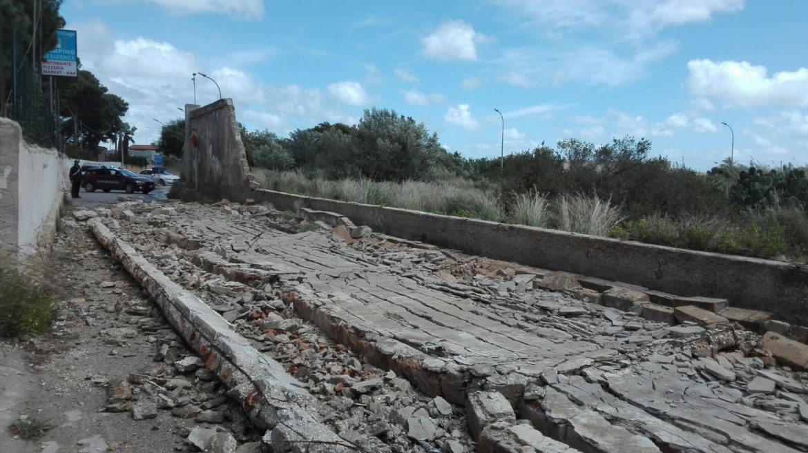 NOTO (SR) – IL MALTEMPO PROVOCA IL CEDIMENTO DI UN MURO, INTERVENGONO I CARABINIERI