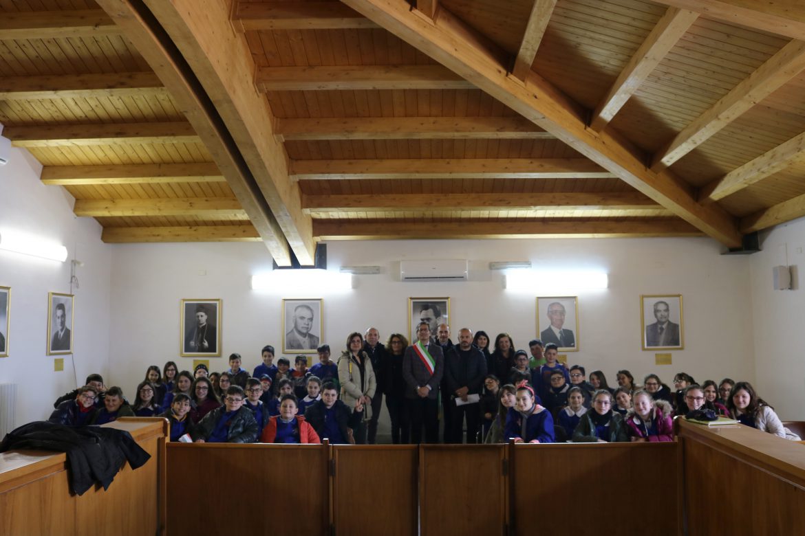 ROSOLINI – Alunni delle classi quinte  dell’ Istituto Comprensivo  “De Cillis” in visita didattica al Comune