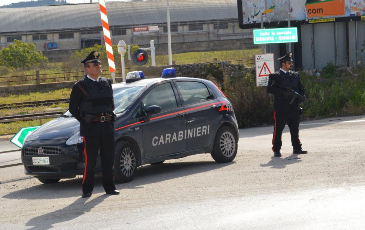 ROSOLINI-  FUGGONO AL POSTO DI CONTROLLO: ARRESTATI DAI CARABINIERI.