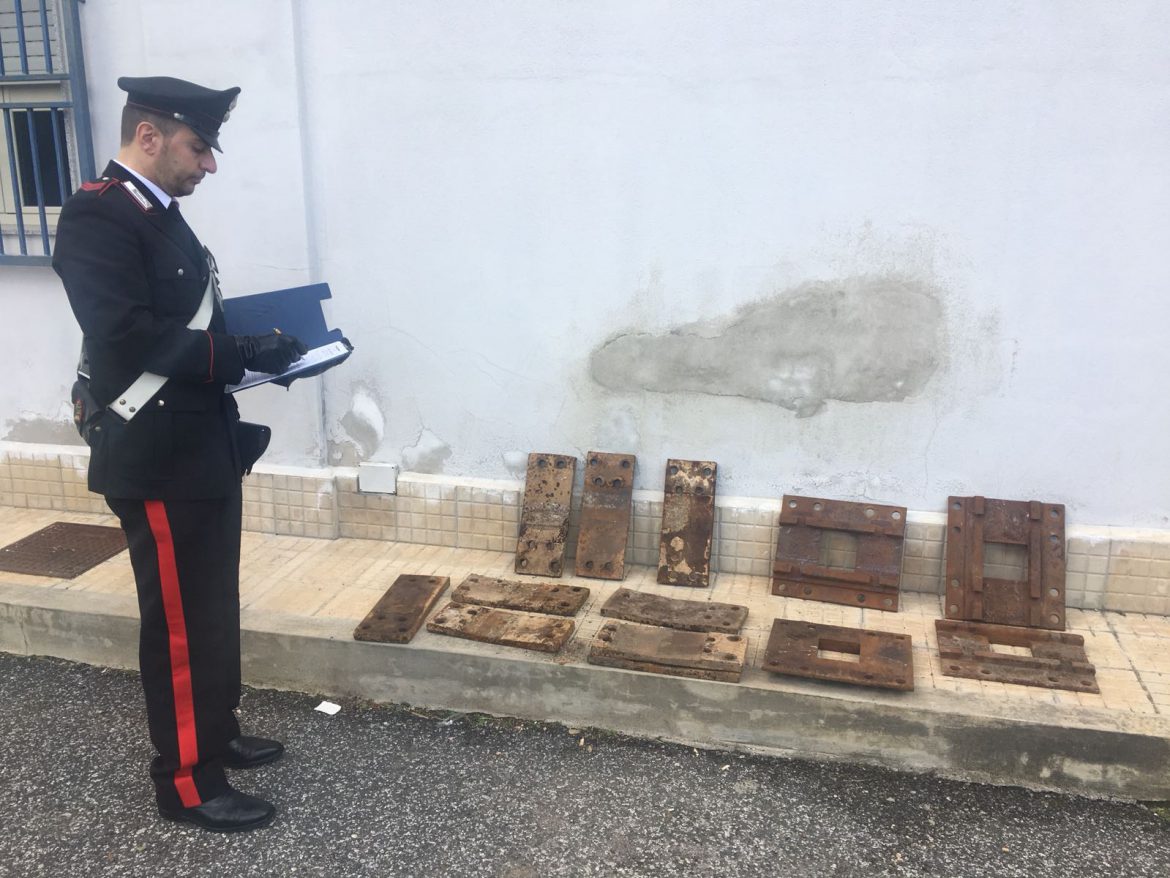SIRACUSA – ASPORTANO 200 PIASTRE DI FERRO DA UNO SCALO FERROVIARIO: FERMATI 3 GIOVANI DAI CARABINIERI.