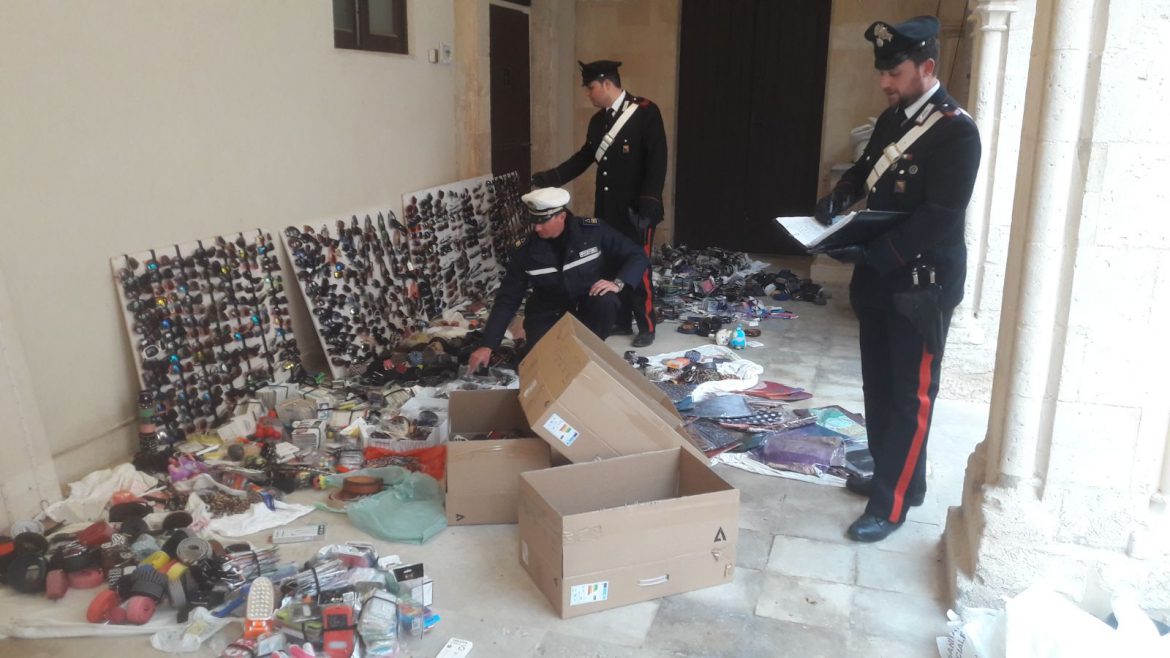 SIRACUSA –  ABUSIVISMO COMMERCIALE: MAXI SEQUESTRO DI MERCE.  PRIMO GIRO DI VITE STAGIONALE DA PARTE DEI CARABINIERI E DELLA POLIZIA MUNICIPALE.