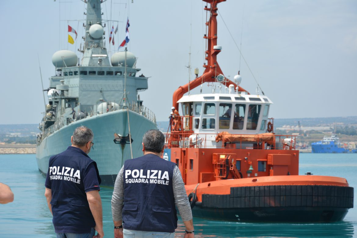 POZZALLO – La Polizia ferma uno scafista tunisino perché ha condotto una barca in legno con 79 suoi connazionali.