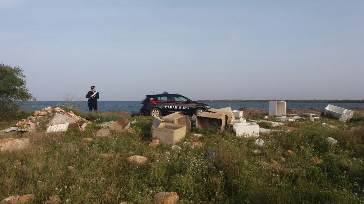 PORTOPALO DI CAPO PASSERO (SR) –  SCOPERTA DISCARICA ABUSIVA: I CARABINIERI DENUNCIANO 6 PERSONE E SEQUESTRANO UN’AREA DI OLTRE 2 MILA MQ.
