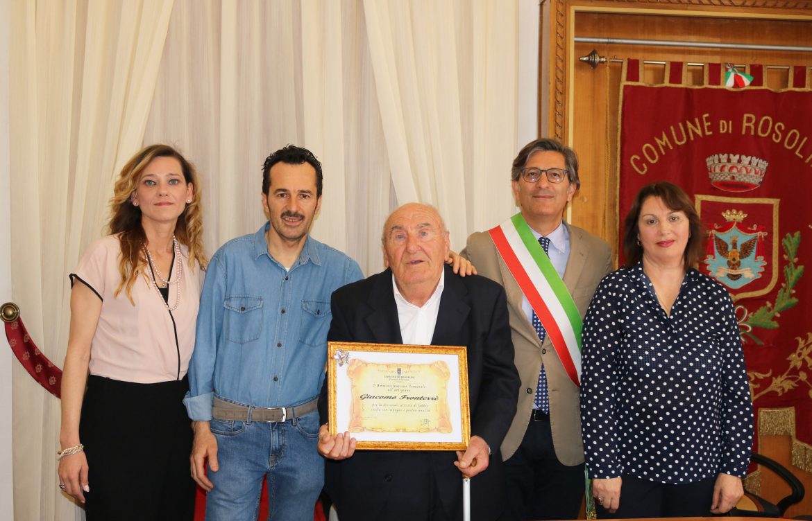 ROSOLINI – IL Sindaco Corrado  Calvo  consegna una attestato  all’artigiano  fabbro  Giacomo Fronterrè