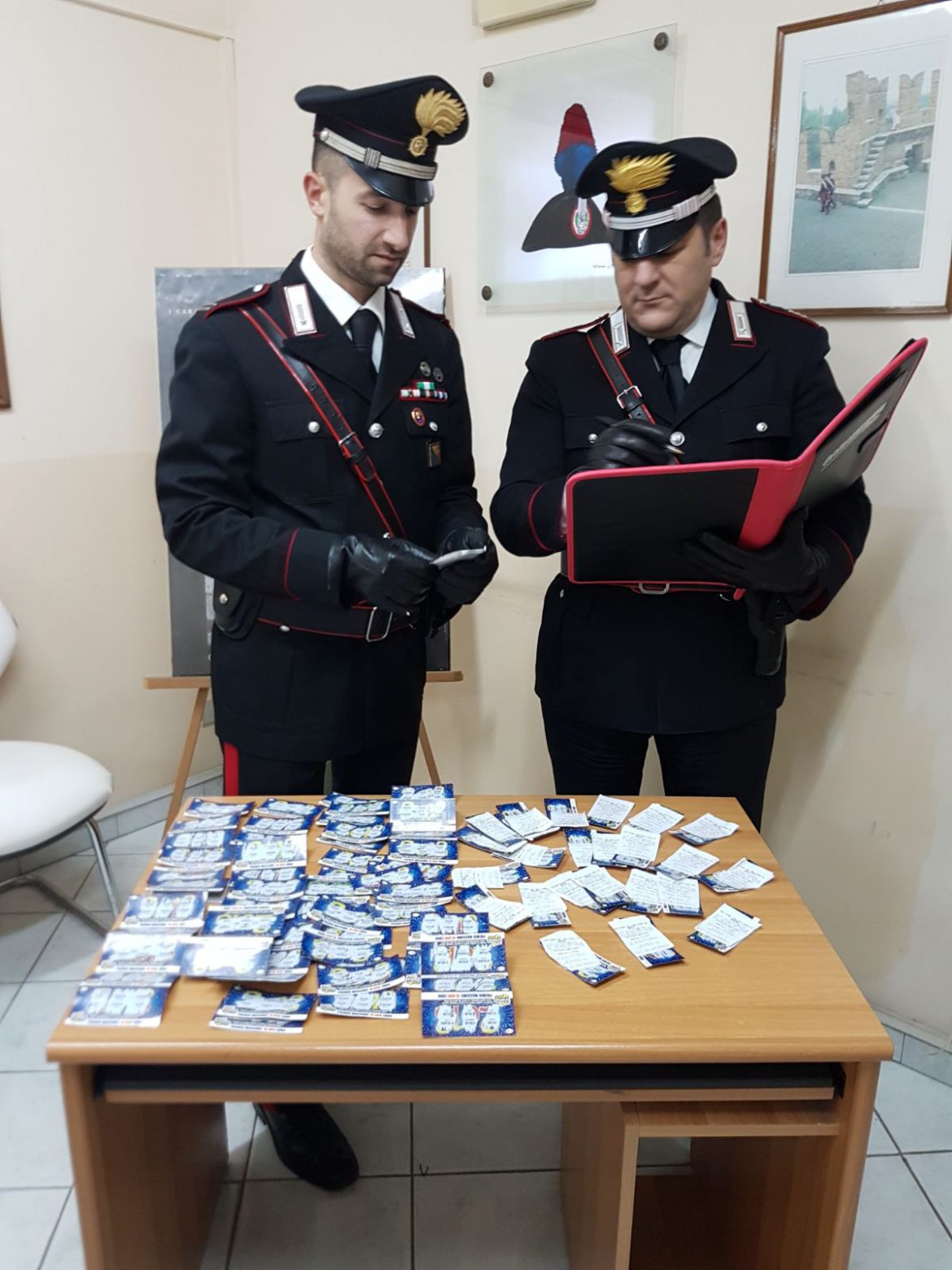 SIRACUSA – VENTICINQUENNE RUBA OLTRE 60 GRATTA E VINCI IN UNA TABACCHERIA: ARRESTATO DAI CARABINIERI.