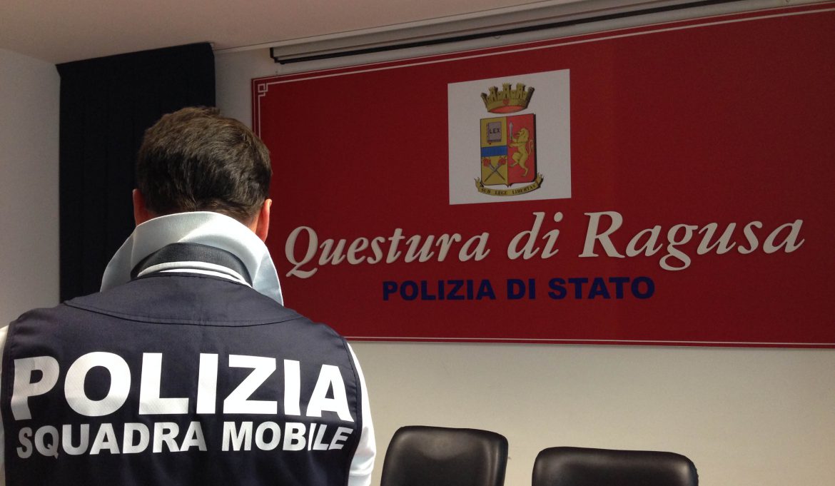La Polizia di Stato denuncia per rissa i genitori di un bambino di 10 anni vittima di un atto di bullismo e il bullo che lo aveva umiliato.
