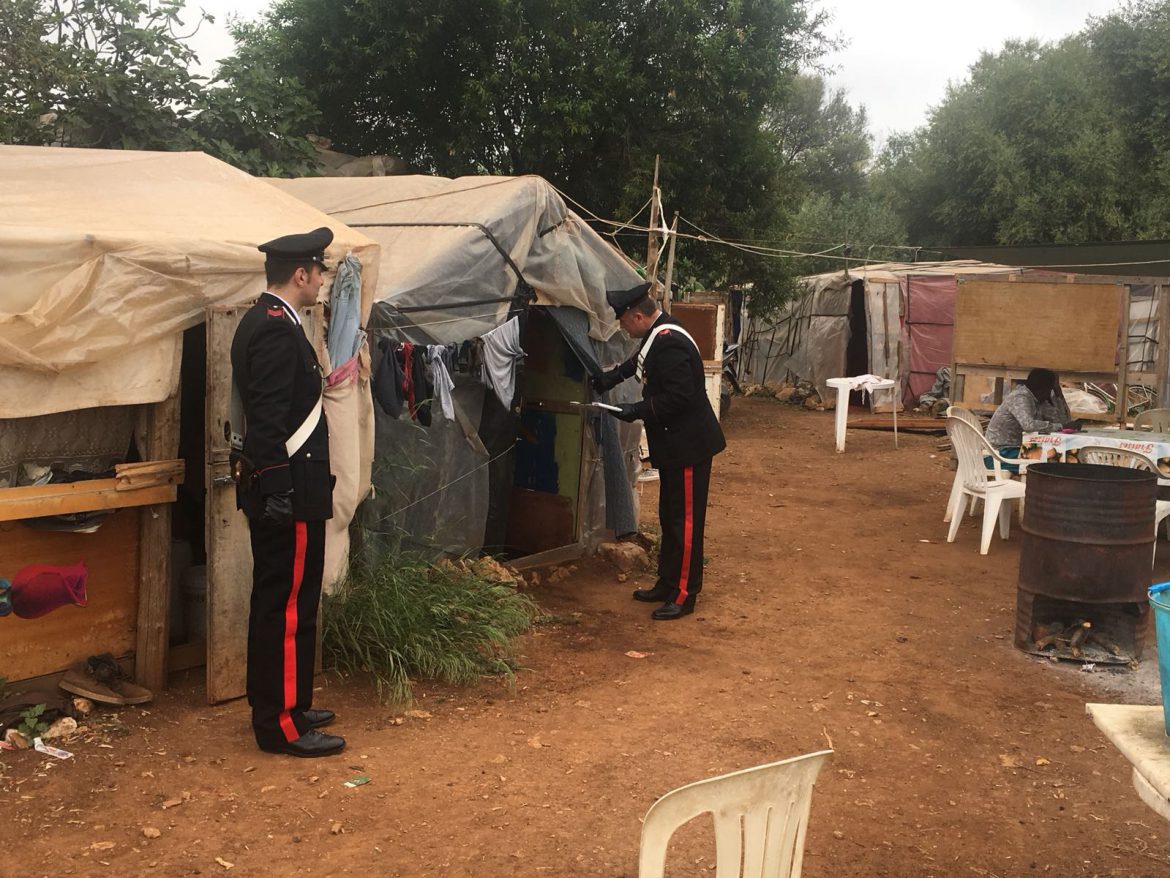 SIRACUSA-CASSIBILE. CONTINUA SENZA SOSTA L’ATTIVITA’ DEI CARABINIERI  NEL CONTRASTO AL CAPORALATO E AL LAVORO NERO IN AGRICOLTURA. INDIVIDUATA VASTA BARACCOPOLI ABUSIVA.