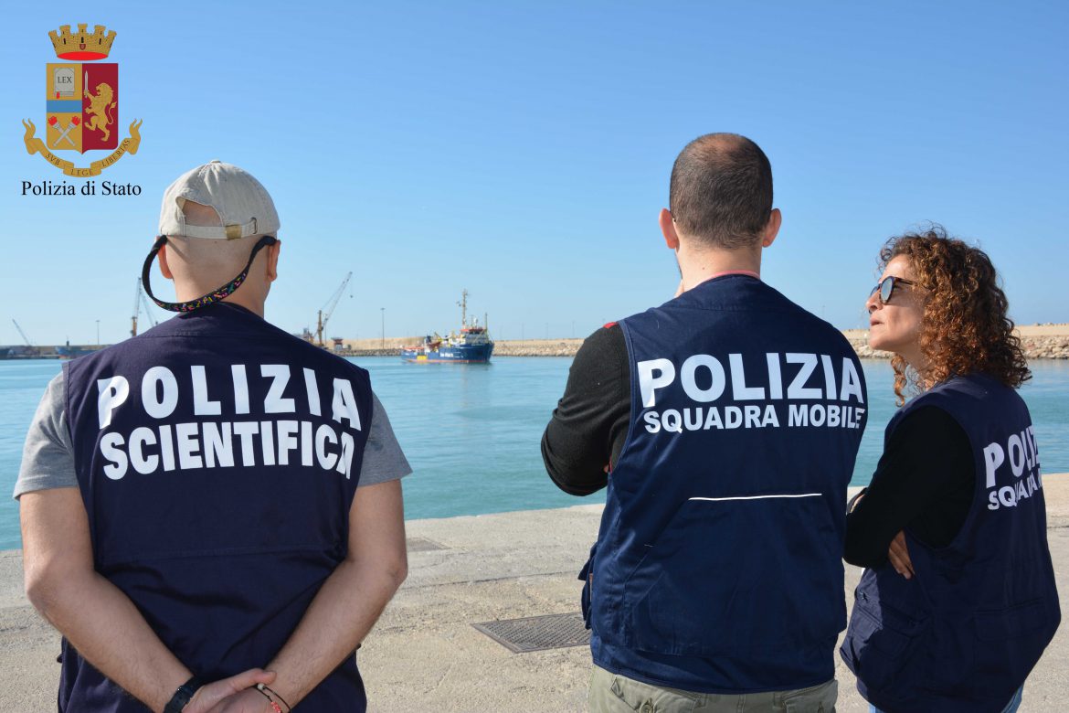 POZZALLO – La Polizia ferma uno scafista egiziano per aver condotto una piccola barca in legno con 6 persone tutte libiche.