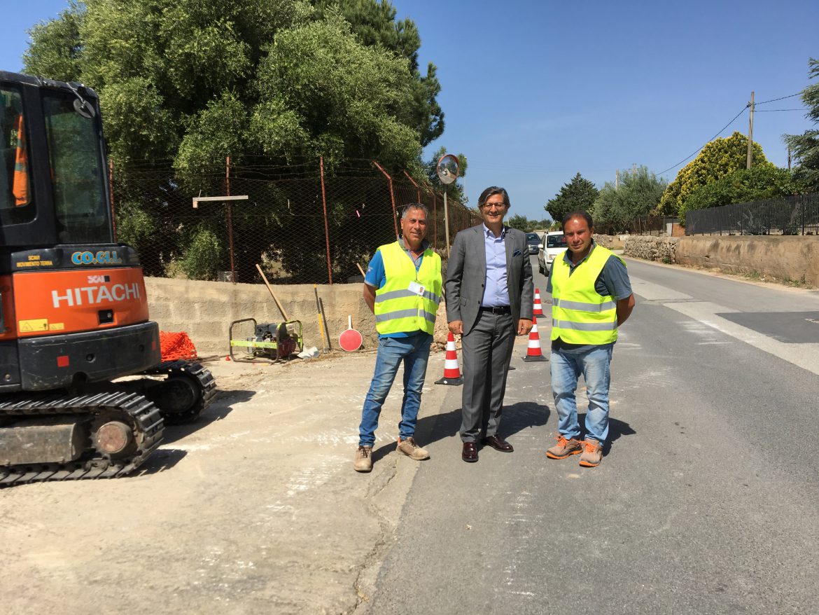 ROSOLINI – In fase di completamento e  ampliamento della rete di illuminazione pubblica via S. Alessandra (tra viale Libertà e svincolo Ristallo – Masicugno).