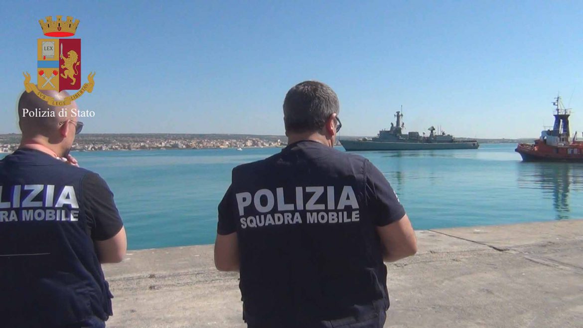 POZZALLO – La Polizia individua scafista costretto dai libici a condurre il gommone.Tutti i migranti hanno riferito che un libico li ha condotti poco fuori le coste di Tripoli e poi ha minacciato un ivoriano di continuare a pilotare il gommone.