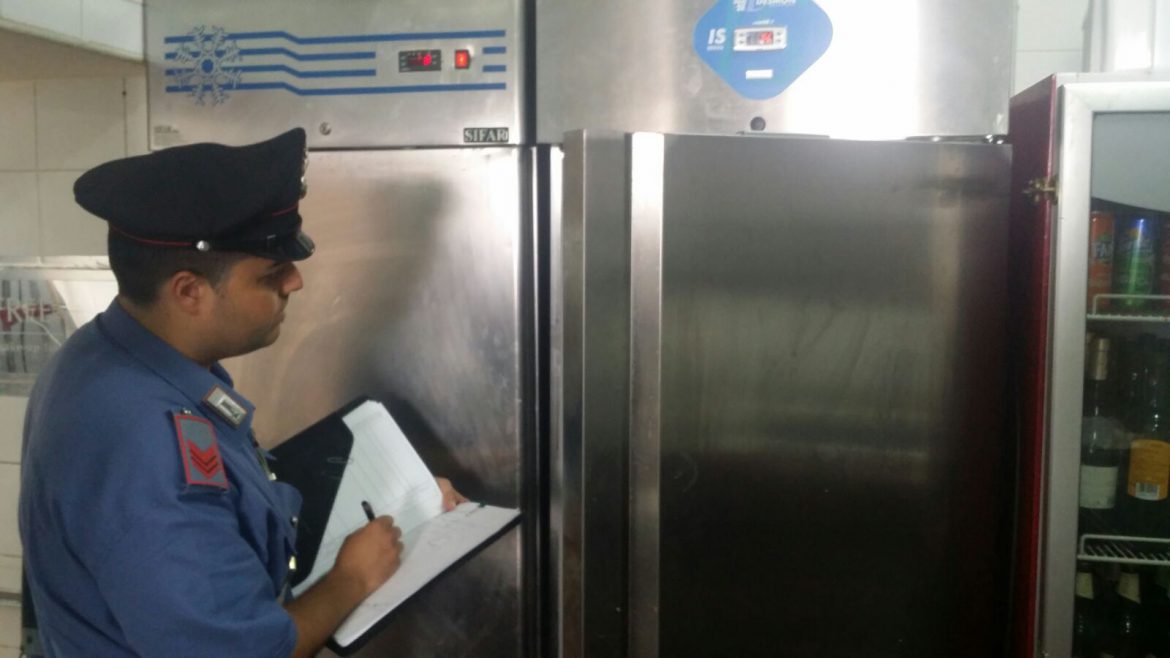 NOTO (SR). I CARABINIERI SEQUESTRANO ALIMENTI IN CATTIVO STATO DI CONSERVAZIONE IN UN RISTORANTE.