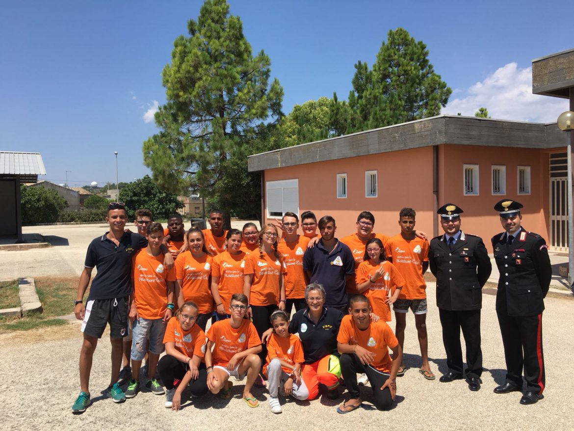 NOTO – TESTA DELL’ACQUA (SR).    I CARABINIERI INCONTRANO I RAGAZZI DEL CAMPO SCUOLA “ANCHE IO SONO LA PROTEZIONE CIVILE”.