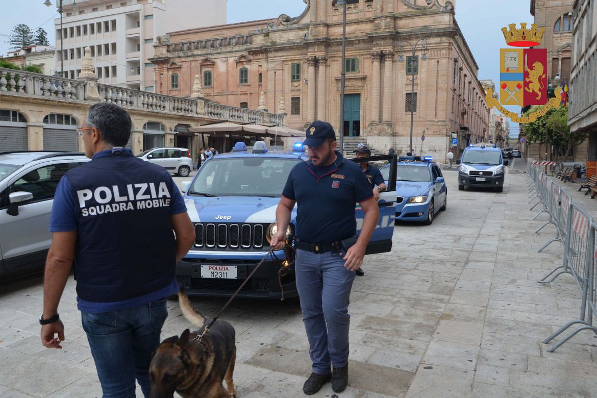 La Polizia di Stato effettua controlli in Piazza San Giovanni e rinviene droga nei giardini pubblici.