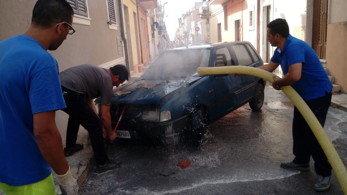 Rosolini: a fuoco una Punto in pieno centro cittadino